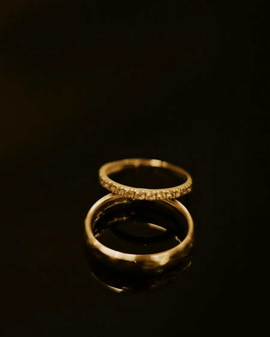 Dos alianzas finas sobre fondo oscuro