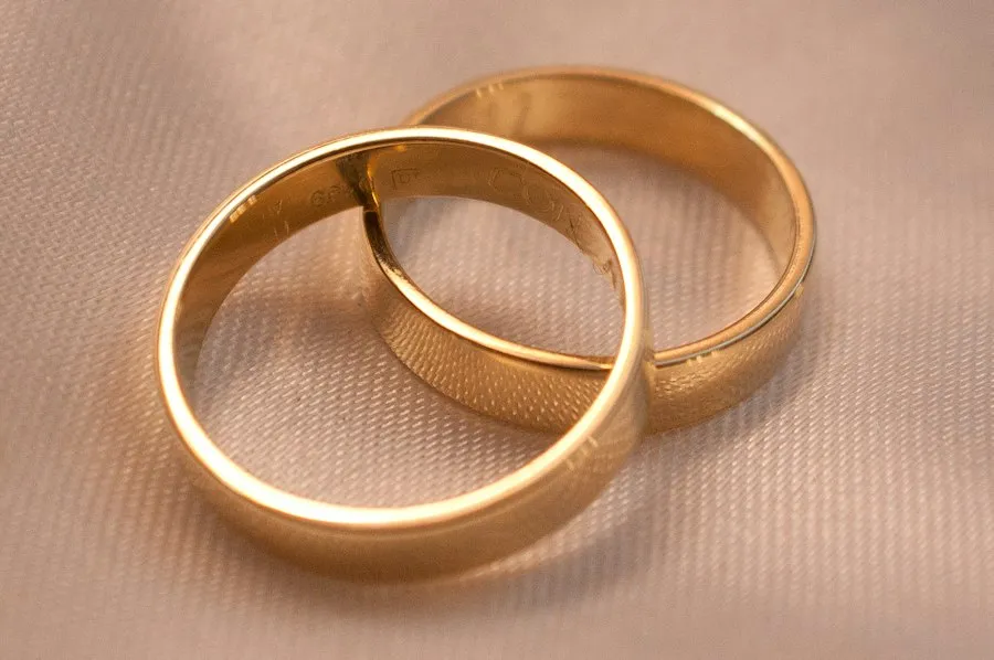 Dos alianzas de oro amarillo