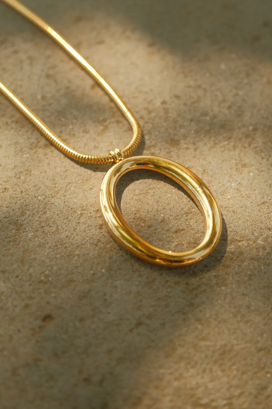 Colgante de oro en forma de óvalo