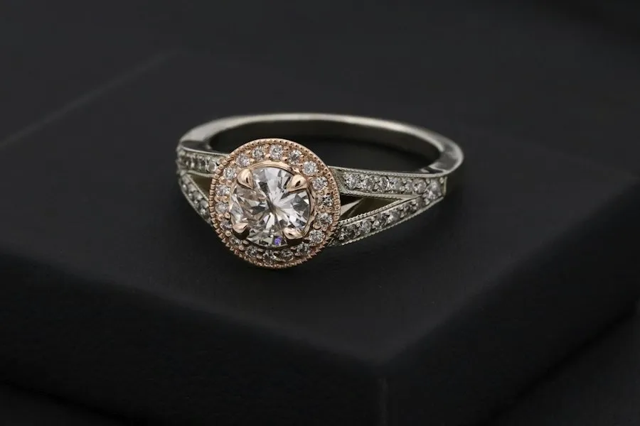 Anillo de oro blanco con halo de diamantes