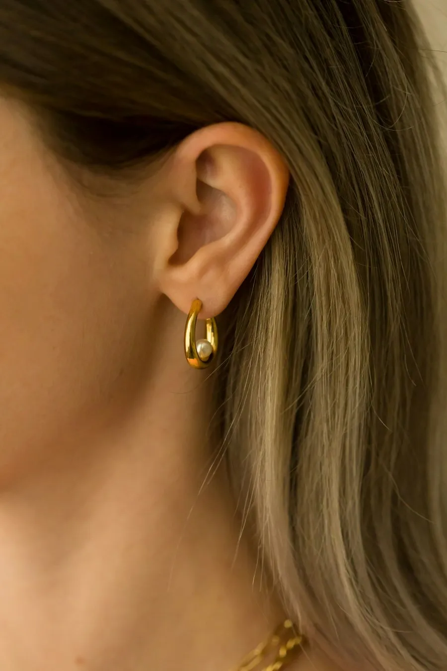 Pendiente de aro de oro en una oreja
