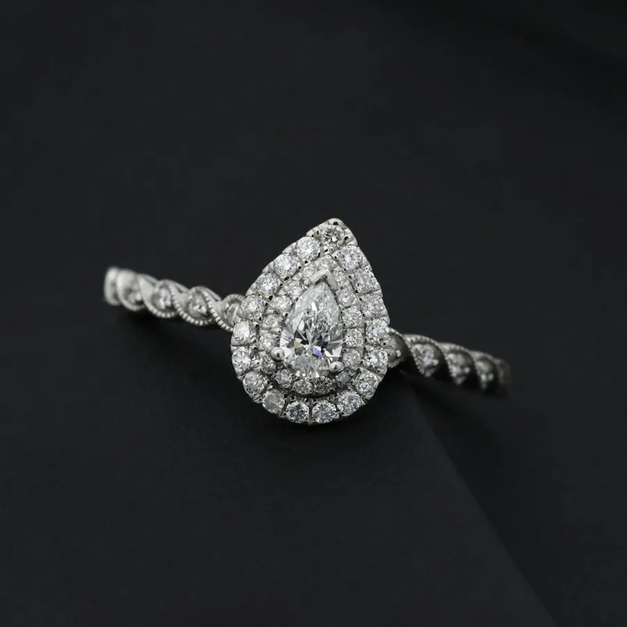 Anillo de oro blanco con diamante talla pera