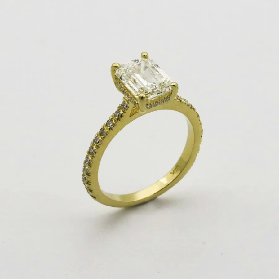 Solitario de oro amarillo con diamante talla esmeralda