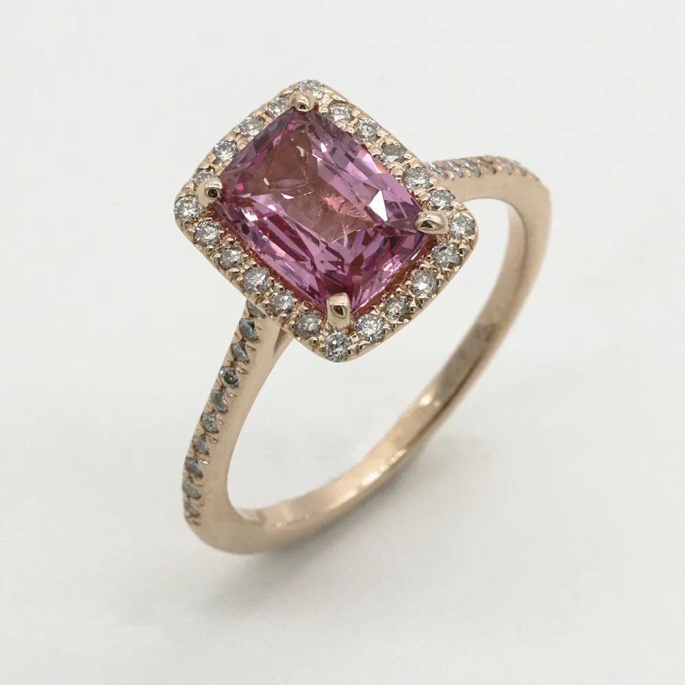 Anillo de oro rosa con zafiro rosa y orla de diamantes